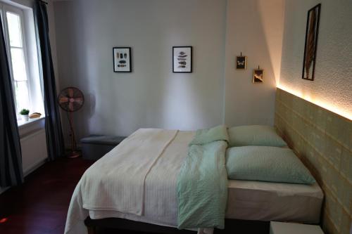 Giường trong phòng chung tại Goldene Feder