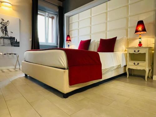 Uma cama ou camas num quarto em Town House Spagna- luxury Rooms with Jacuzzi Bath