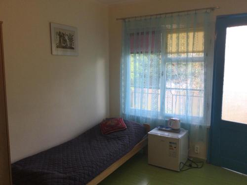 a small bedroom with a bed and a window at U Babci in Stegna