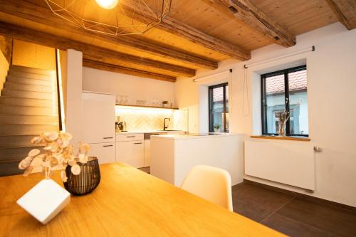 a kitchen with a wooden table in a room at Quartier No. 5 in Nordheim