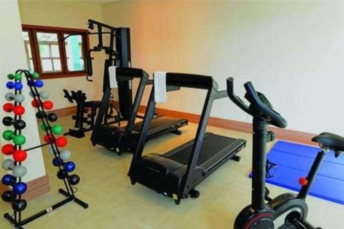 a gym with several treadmills and exercise bikes at Condomínio Vista Azul -CASA DOS CARDOSO in Domingos Martins