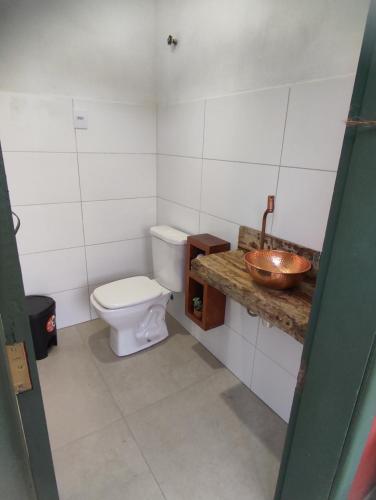 ein Bad mit einem WC und einem Waschbecken in der Unterkunft Pousada Portas da Lua in Catas Altas