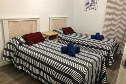 dwa łóżka ustawione obok siebie w pokoju w obiekcie MIRADOR Sea View apartment w mieście Calpe