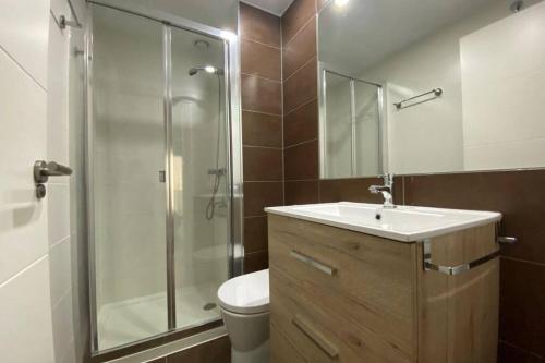 łazienka z prysznicem, umywalką i toaletą w obiekcie MIRADOR Sea View apartment w mieście Calpe