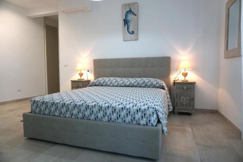 1 dormitorio con 1 cama grande y 2 mesitas de noche en Il Cavalluccio Marino en Manarola