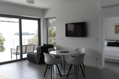 - un salon avec un lit, une table et des chaises dans l'établissement Buric House - M suite - 95m2 and 54 m2 terrace, à Rovinj