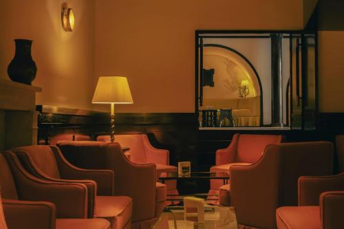 una sala de espera con sillas y espejo en Hotel la Ponche en Saint-Tropez