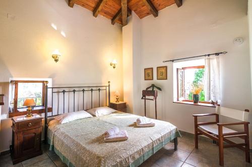 Un dormitorio con una cama, una mesa y una silla. en Villa Lithari, Nissaki, Corfu, en Vlikatsoúri