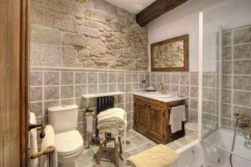 Baltar的住宿－Casa Rousia，浴室配有卫生间、盥洗盆和浴缸。