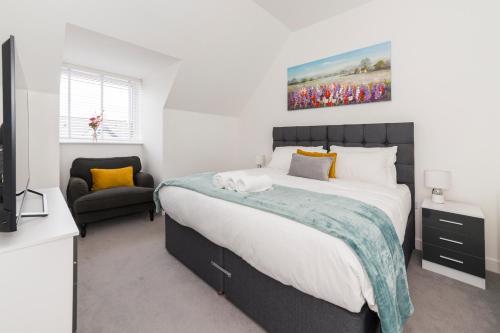 Giường trong phòng chung tại Greenfield Modern 3BR Home - Southcote lane , Reading