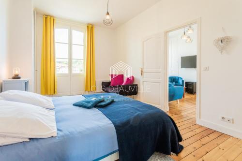 une chambre avec un lit bleu et un miroir dans l'établissement Appartement Les Mouettes C.L.S Deauville, à Deauville