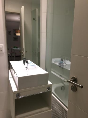 Kúpeľňa v ubytovaní DOS ORILLAS 413 BY GM RENTALS