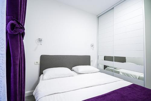 Katil atau katil-katil dalam bilik di Miramare Apartments Pržno