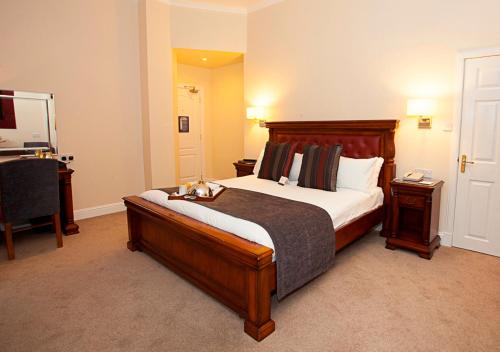 Ένα ή περισσότερα κρεβάτια σε δωμάτιο στο Aberdeen Douglas Hotel