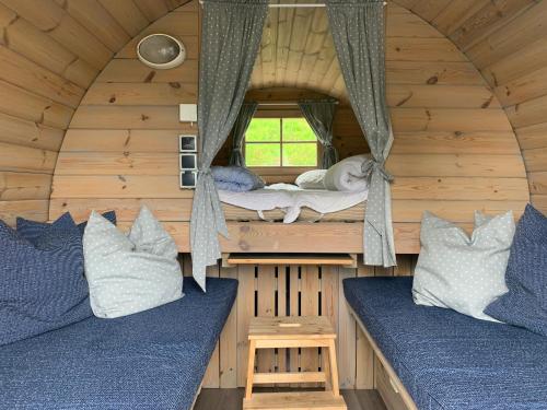 a room with two beds in a wooden cabin at Gjerdset Turistsenter in Isfjorden