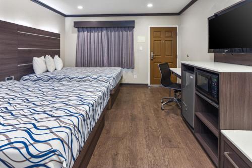 Tempat tidur dalam kamar di Oak Park Motel