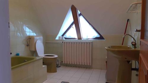 ギェネシュディアーシュにあるApartments in Gyenesdias/Balaton 18858のバスルーム(洗面台、トイレ付)、窓が備わります。