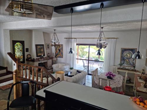 Posedenie v ubytovaní Beachfront Villa 100m from Sea for up to 10 guests