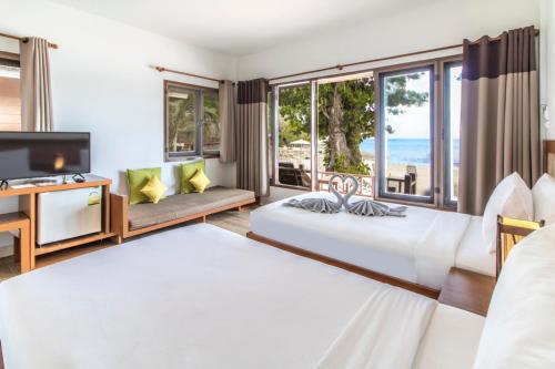 Duas camas num quarto com vista para o oceano em Samed Cabana Resort em Ko Samet