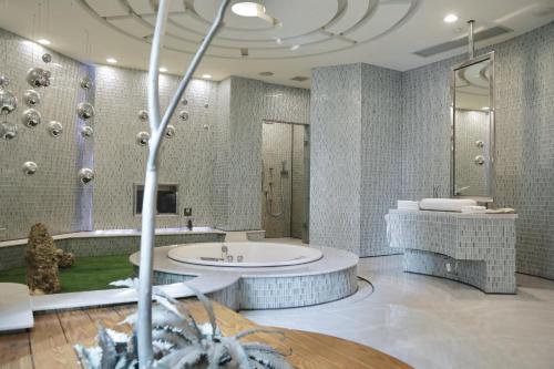 Bathroom sa OHYA Chain Boutique Motel Taoyuan