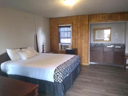 A bed or beds in a room at Grand Canyon Cabins