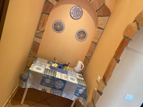 an overhead view of a table with plates on the wall at Le Maioliche BLU Sferracavallo in Sferracavallo