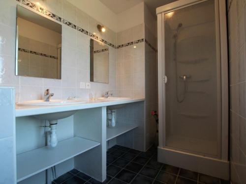 ein Bad mit 2 Waschbecken und einer Dusche in der Unterkunft Gîte Bournoncle-Saint-Pierre, 4 pièces, 6 personnes - FR-1-582-278 