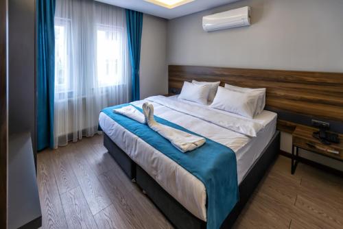 מיטה או מיטות בחדר ב-Ferah Suites Hotel