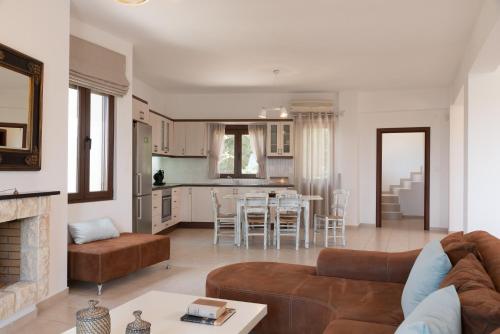 Gallery image of Family Villa Rousa in Rethymno with Pool, BBQ and Kids Area in Loutra