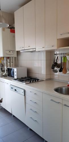 Una cocina o zona de cocina en Cozy Apartament 3 min to subway 24h7 check in