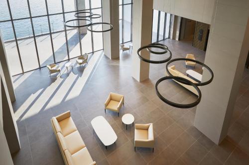 une chambre avec des chaises et des tables dans un bâtiment dans l'établissement Yeosu Belle Mer, à Yeosu