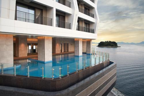 ein Hotel mit Blick auf das Wasser in der Unterkunft Yeosu Belle Mer in Yeosu