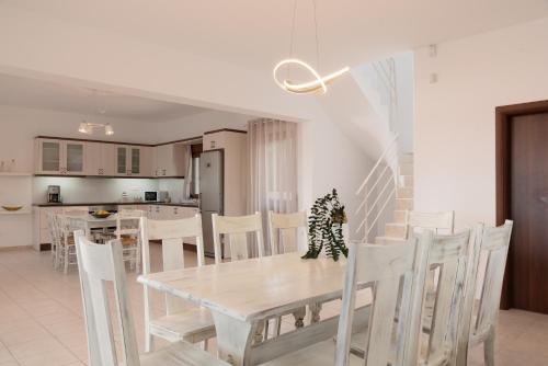 Η κουζίνα ή μικρή κουζίνα στο Family Villa Rousa in Rethymno with Pool, BBQ and Kids Area