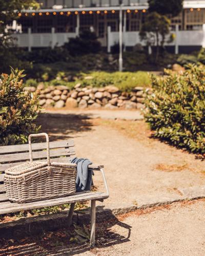 a wicker basket sitting on a park bench at Arnbjerg Pavillonen in Varde