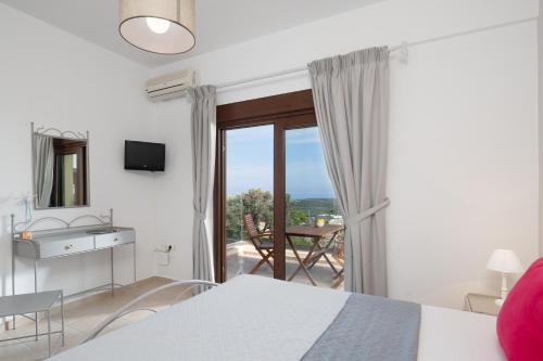 Ένα ή περισσότερα κρεβάτια σε δωμάτιο στο Family Villa Rousa in Rethymno with Pool, BBQ and Kids Area