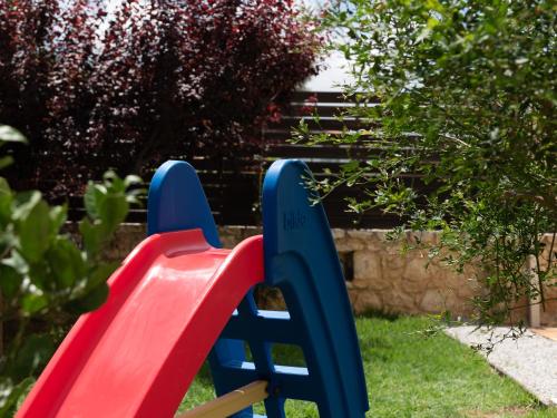 Ο χώρος παιχνιδιού για παιδιά στο Family Villa Rousa in Rethymno with Pool, BBQ and Kids Area