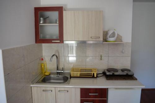Dapur atau dapur kecil di Apartments Smakoski