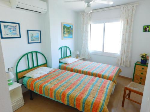- une chambre avec 2 lits et une fenêtre dans l'établissement GMID IMMO Apartamento Oasis Atico, à Roses