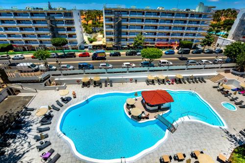 een uitzicht over het zwembad van een hotel bij Rey Carlos in Playa del Inglés