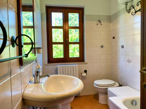 Ένα μπάνιο στο Villa Le Brugnolete - Appartamento Est