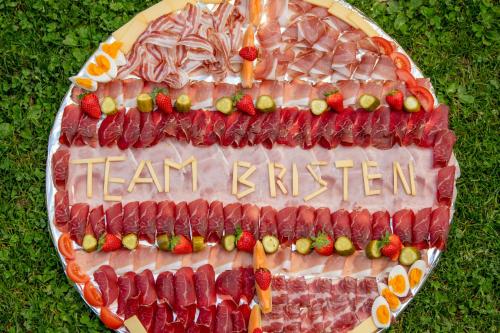 a cake with the words team krisen written on it at Gästehaus Schäfli in Intschi