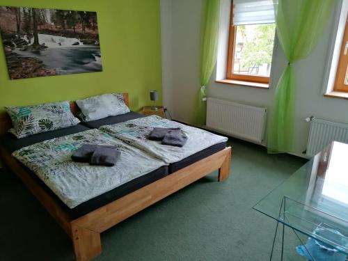 Schlafzimmer mit einem Bett und einem Glastisch in der Unterkunft Ferienwohnung Hase in Thale