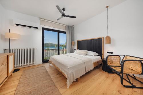 - une chambre avec un lit et une grande fenêtre dans l'établissement Yacht La Maison, à Fethiye