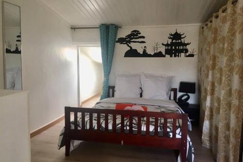 ein Schlafzimmer mit einem Bett in einem Zimmer mit einem Fenster in der Unterkunft Magnifique maison 80m² avec extérieur in Saint-Michel-le-Cloucq
