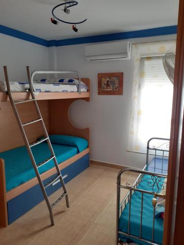 カルボネラスにあるPiso Carboneras Playaの二段ベッド2組とはしごが備わる客室です。