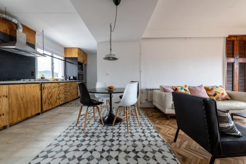 a kitchen and living room with a table and chairs at Casa Creu Mar in Sant Feliu de Guíxols