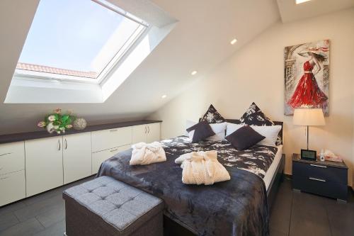 a bedroom with a large bed with a skylight at Ferienwohnung Bodensee in Raderach in Friedrichshafen