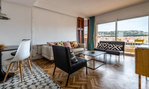 uma sala de estar com um sofá e uma mesa em Casa Creu Mar em Sant Feliu de Guíxols