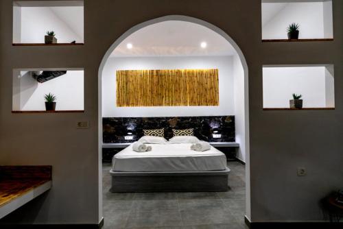 En eller flere senge i et værelse på Vlychada's Diamond Apartments