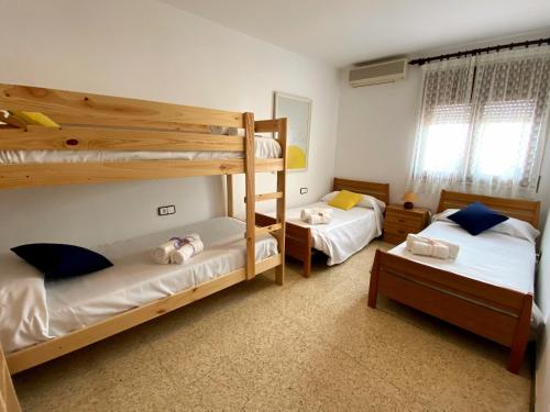 1 dormitorio con 2 literas y ventana en Cal Gerani en Rabós